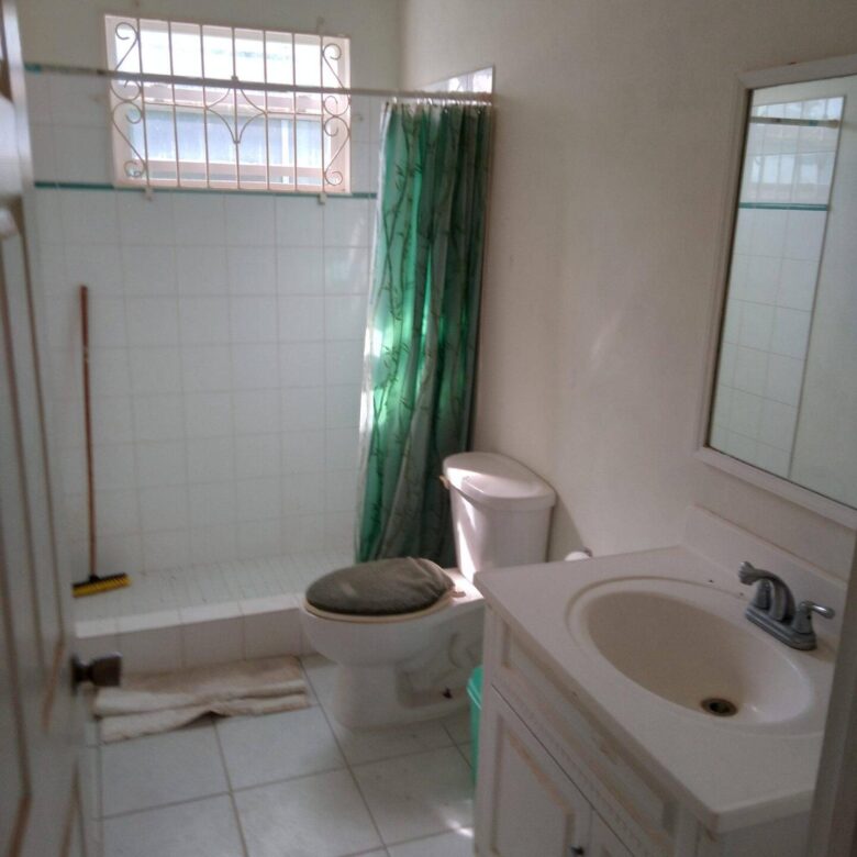 3 bed 2 1/2 bath Single Family House for sale